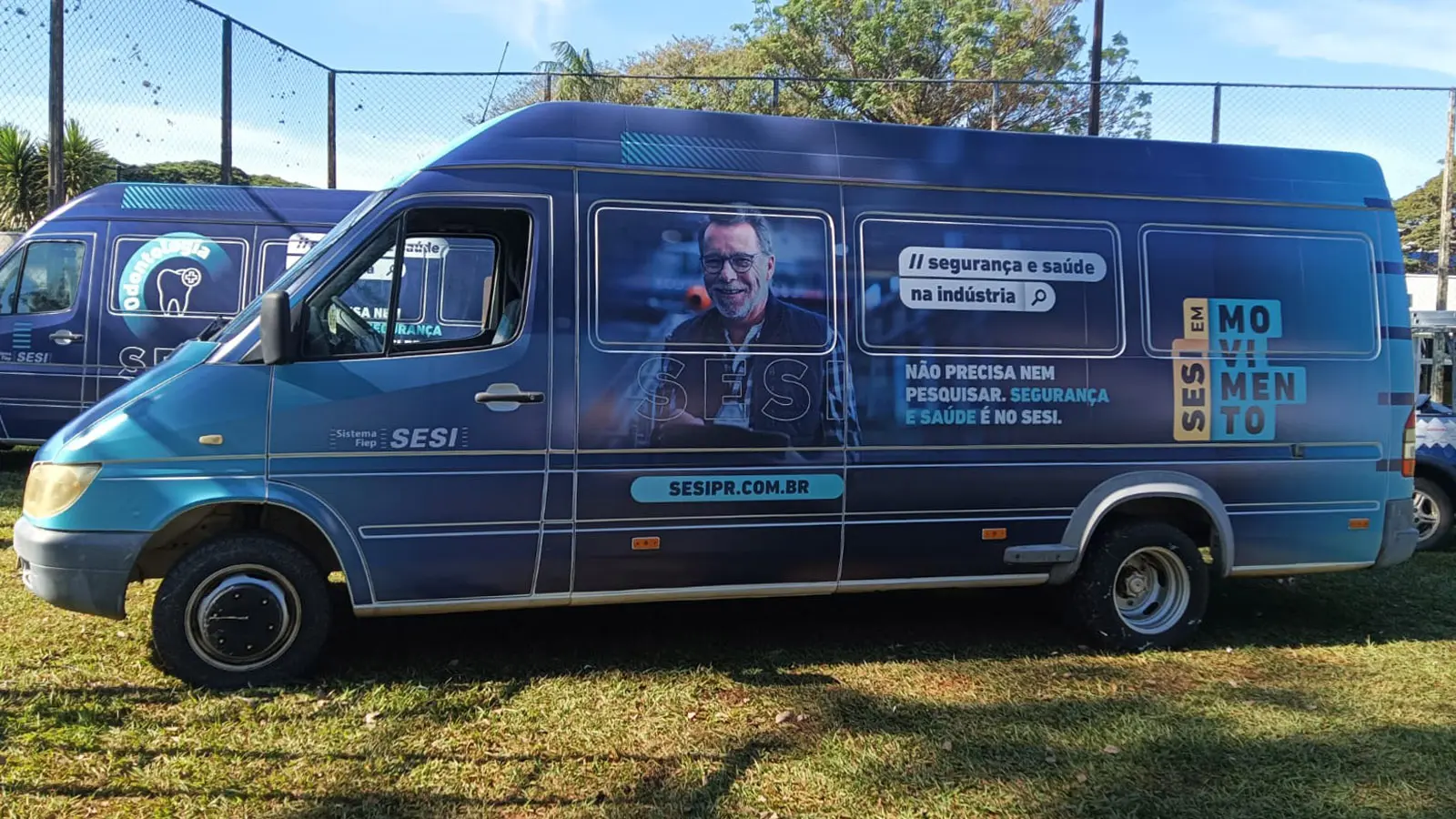Veículo com plotagem profissional
