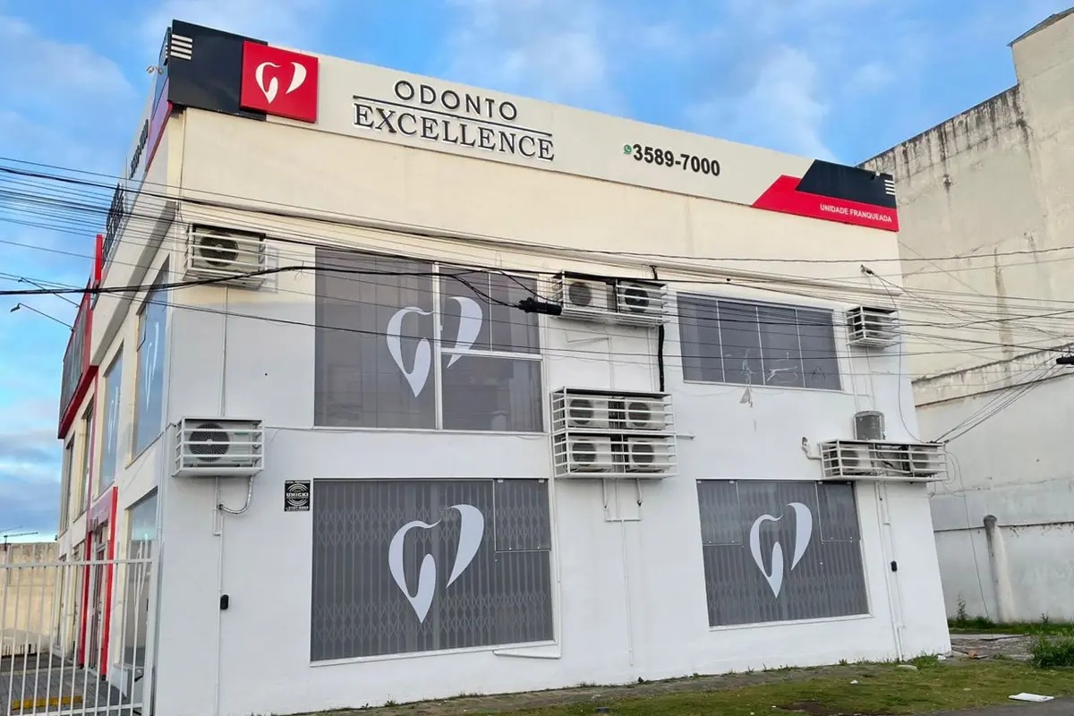 Fachada em ACM com identidade visual aplicada