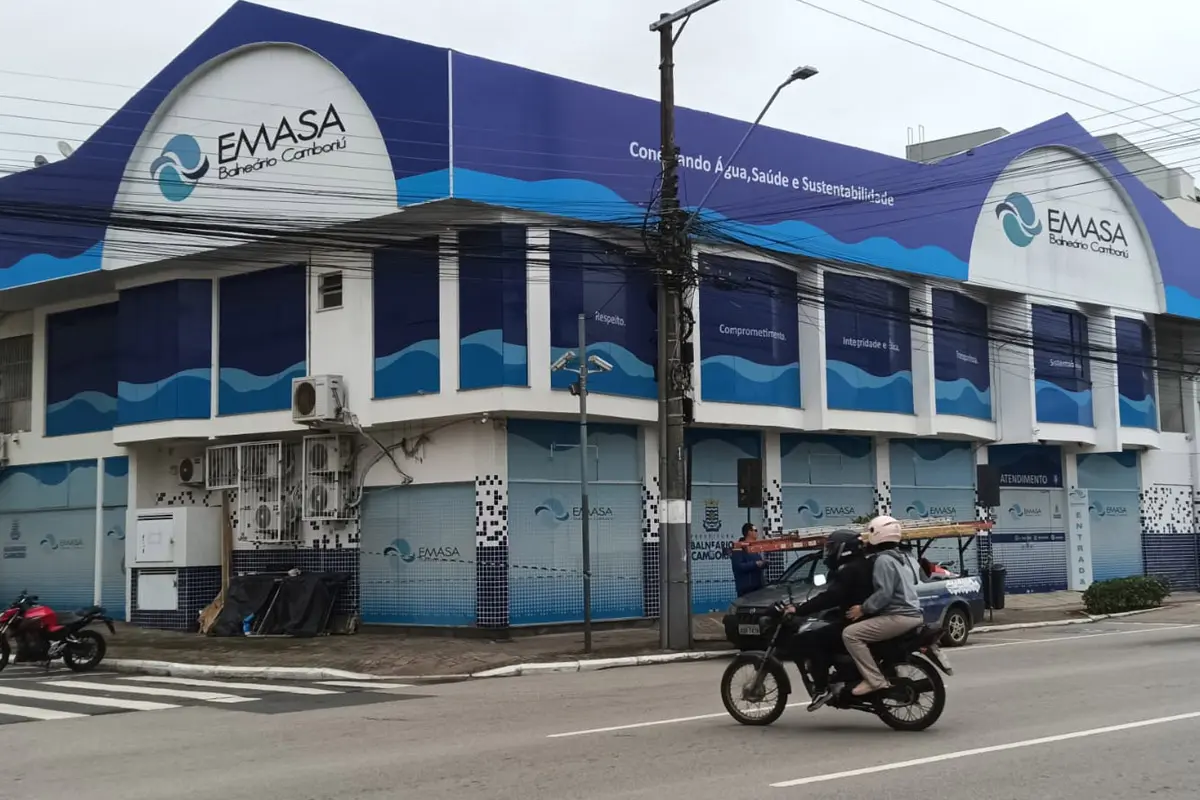 Fachada comercial com revestimento e aplicação de marca