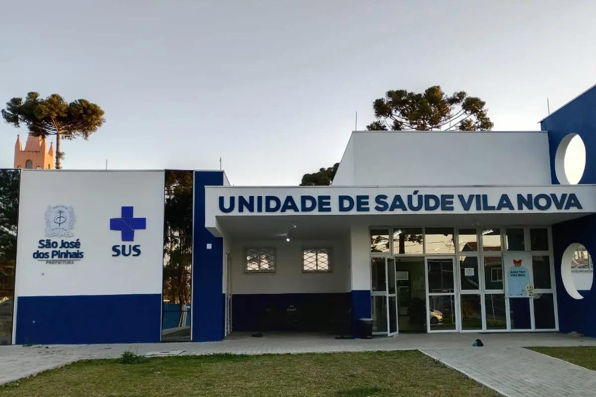 Fachada de unidade de saúde com sinalização