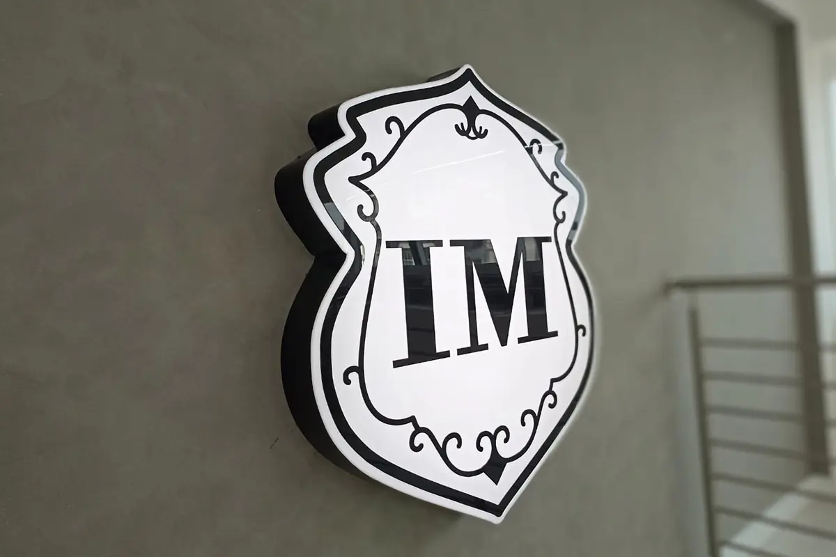 Letreiro interno personalizado com iluminação