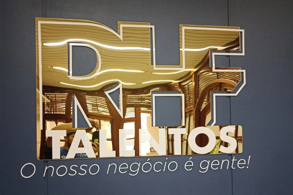 Letreiro corporativo iluminado